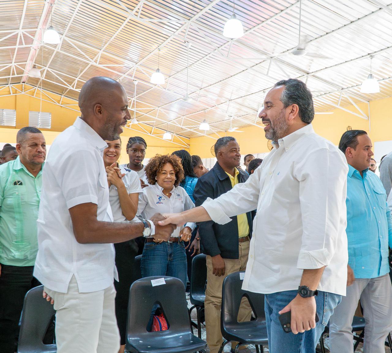 Alberto Rodríguez, Director INEFI, y Alcalde Eduardo Kery entregan canchas en La Romana