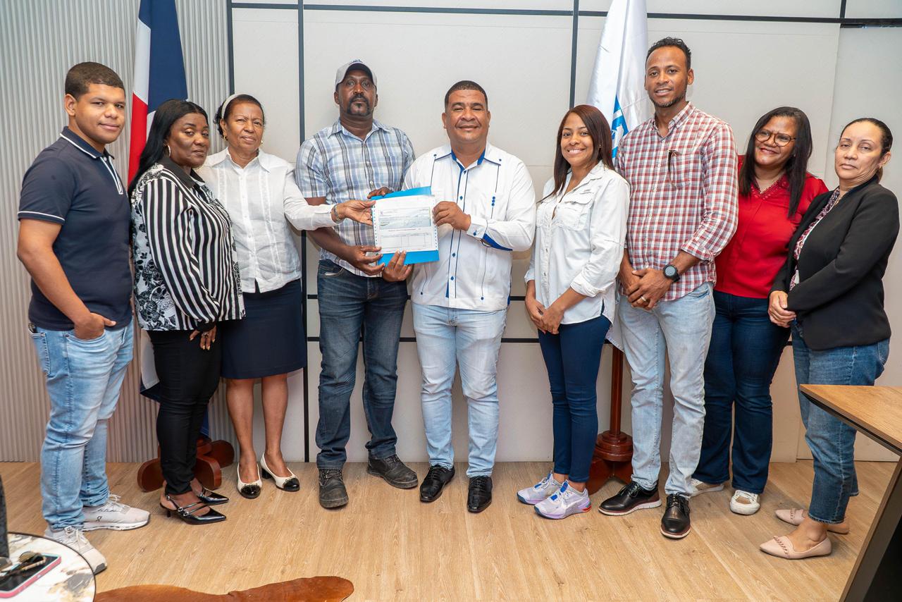 Alcaldía de La Romana entrega 20% para remozamiento del Parque Juan Pablo Duarte