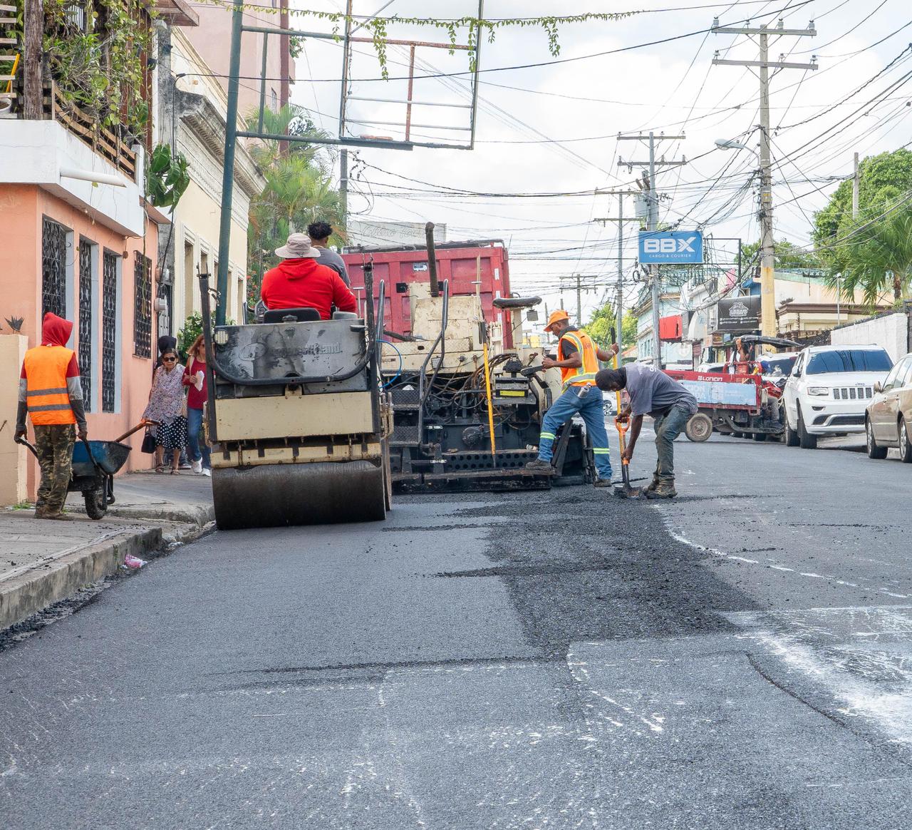 Alcaldía de La Romana y Obras Públicas continúan con jornadas de asfaltado