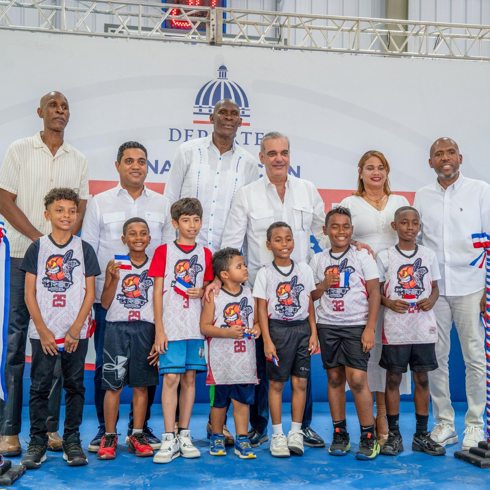 Presidente Luis Abinader entrega techado club Quisqueya, La Romana