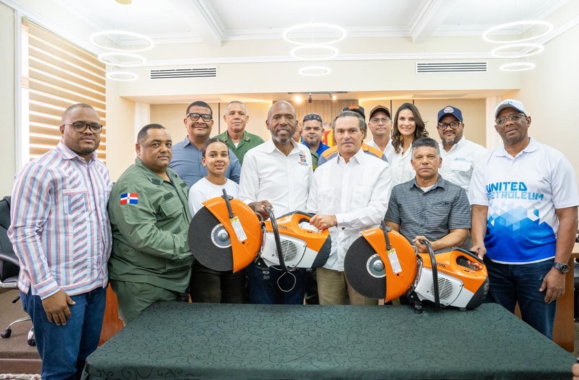 Alcaldía de la Romana y Cuerpo de Bomberos reciben donación equipos por United Petroleum