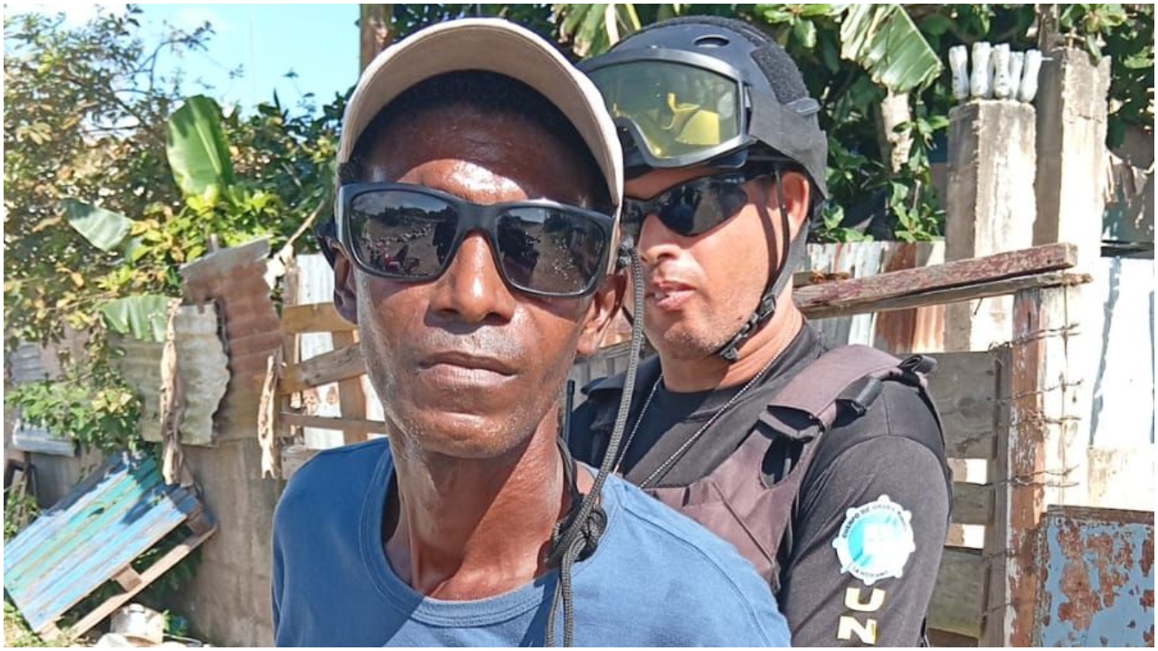 Alcaldia La Romana apresa individuos por tirar basura en zona verterderos eliminados