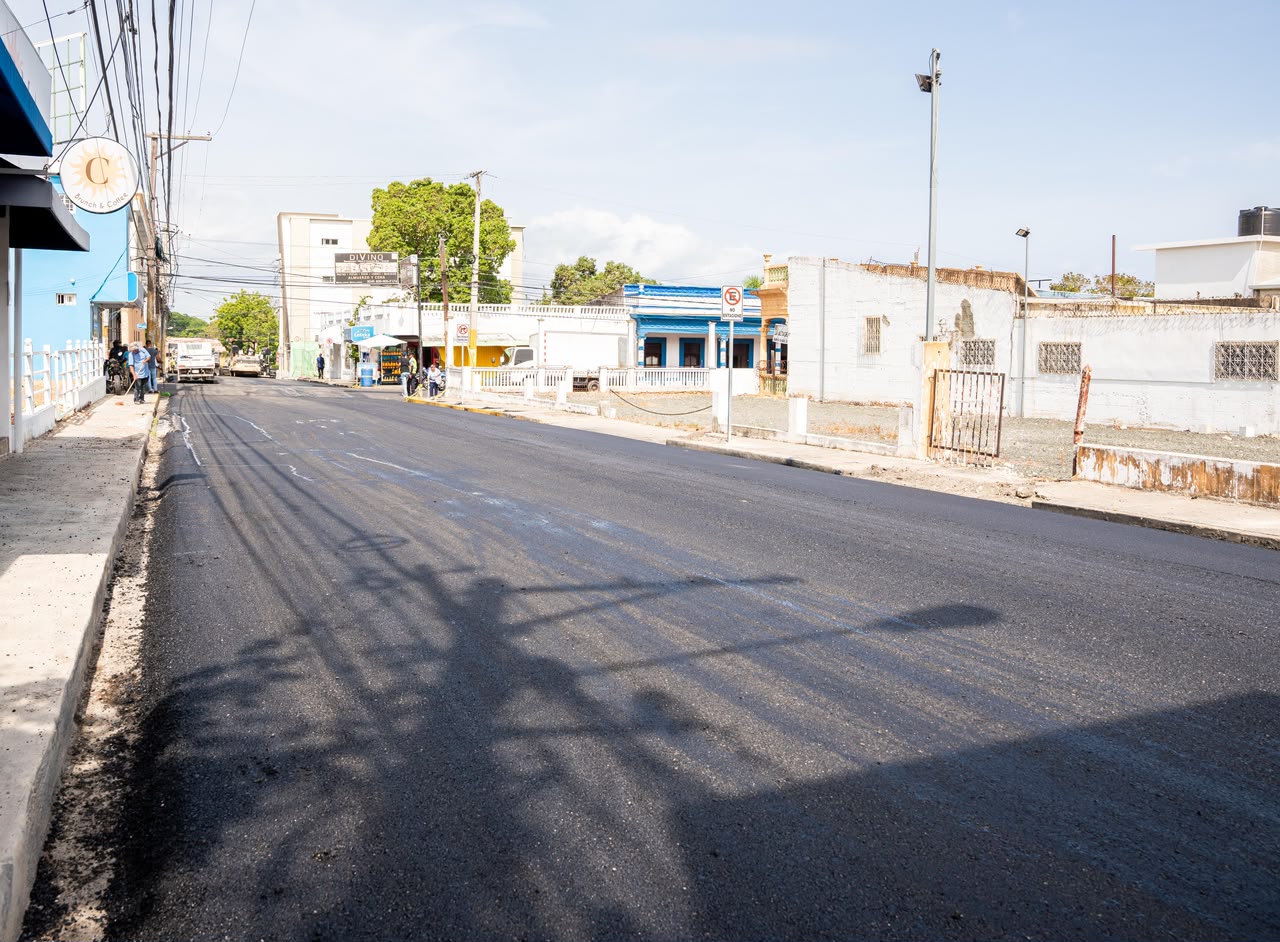 Alcaldía de La Romana y MOPC continúan con gran operativo de asfalto