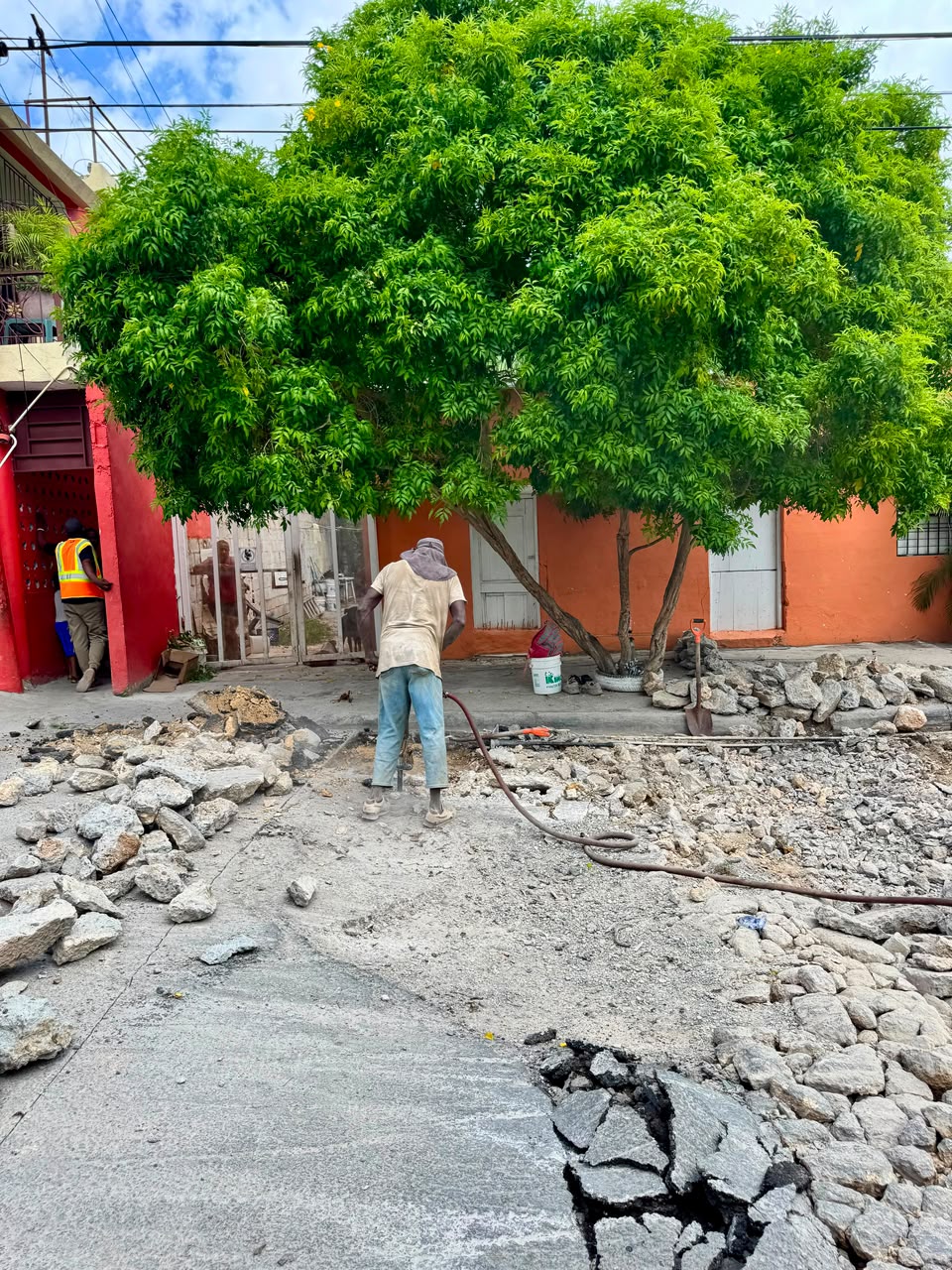 Alcaldía de La Romana avanza con la reconstrucción de badenes en Villa Verde