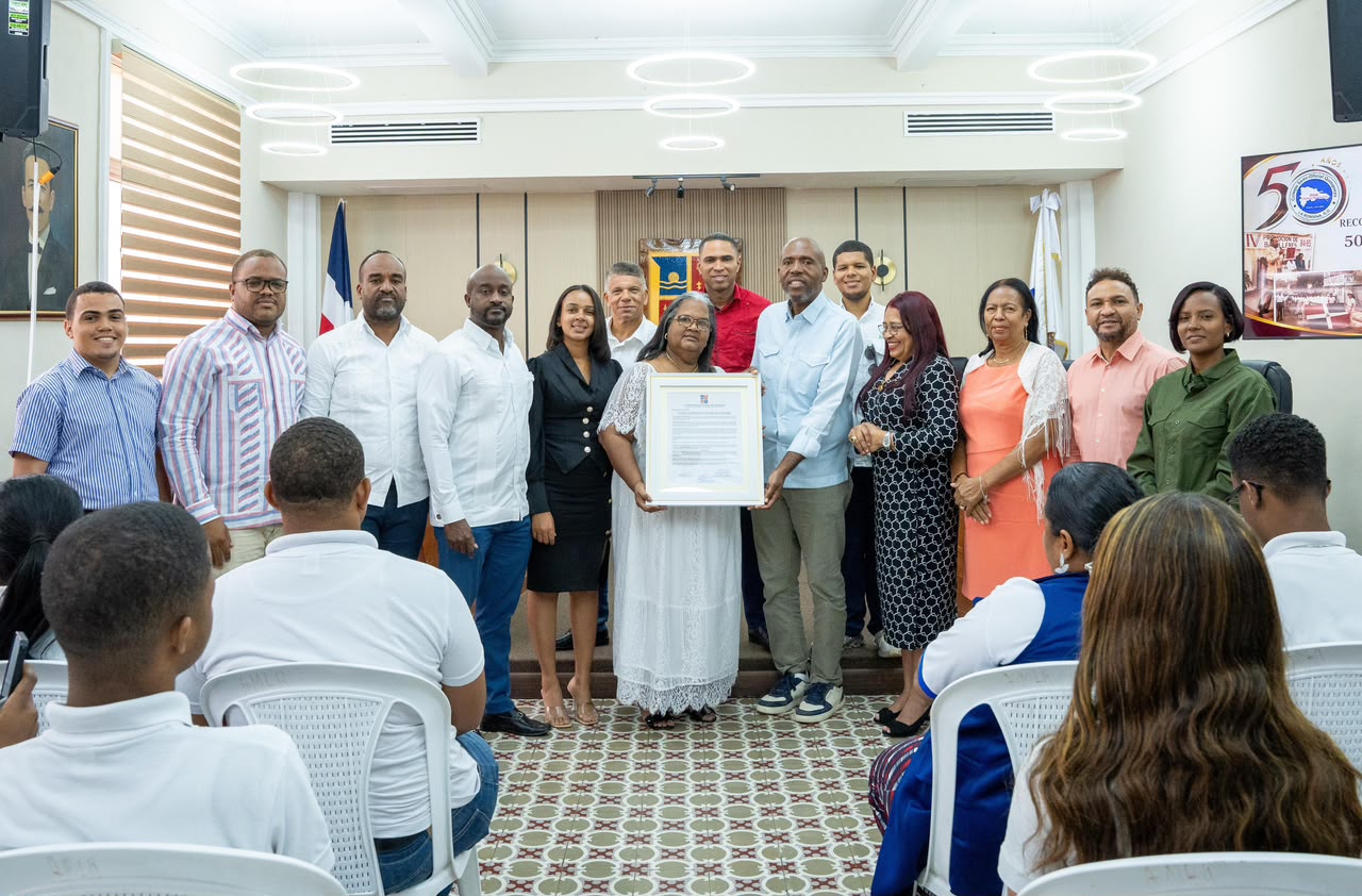 Concejo de Regidores reconoce al Colegio Quisqueya en su 50º aniversario